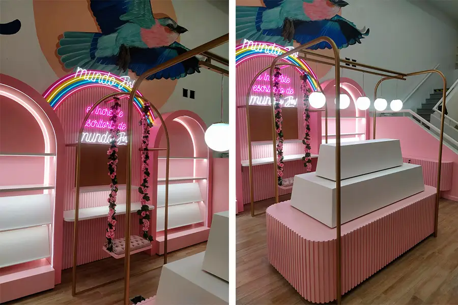Stand comercial escenográfico en Buenos Aires 2025, diseño rosa con neón y experiencia inmersiva para activación de marca