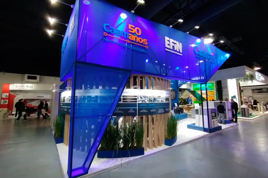 Stand industrial para exposición B2B en Buenos Aires 2025, diseño corporativo azul y exhibición técnica de equipos