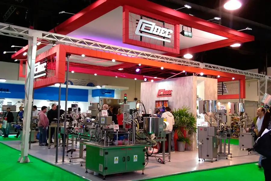 Stands para ferias en Argentina, stand industrial CADEC en Buenos Aires 2025 con maquinaria en funcionamiento y diseño funcional
